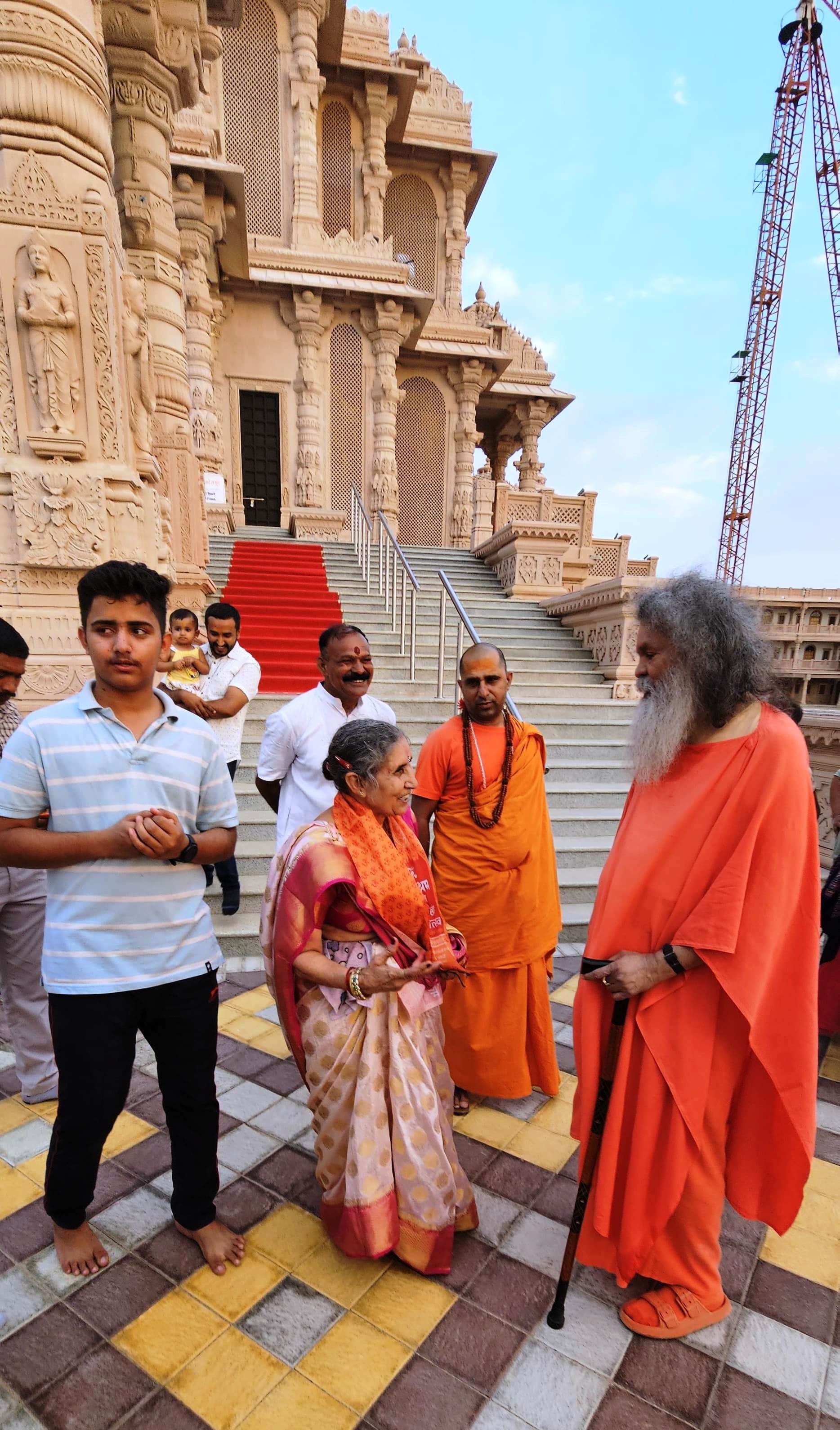 Ms Jashodaben Modi visits Vishwaguruji at OM Ashram