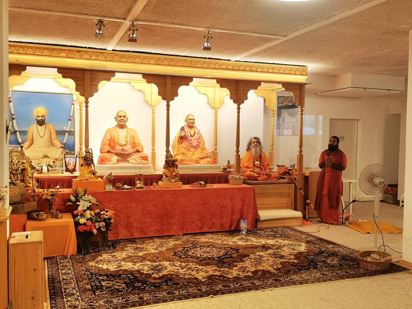 Vishwaguruji arrives in Vienna