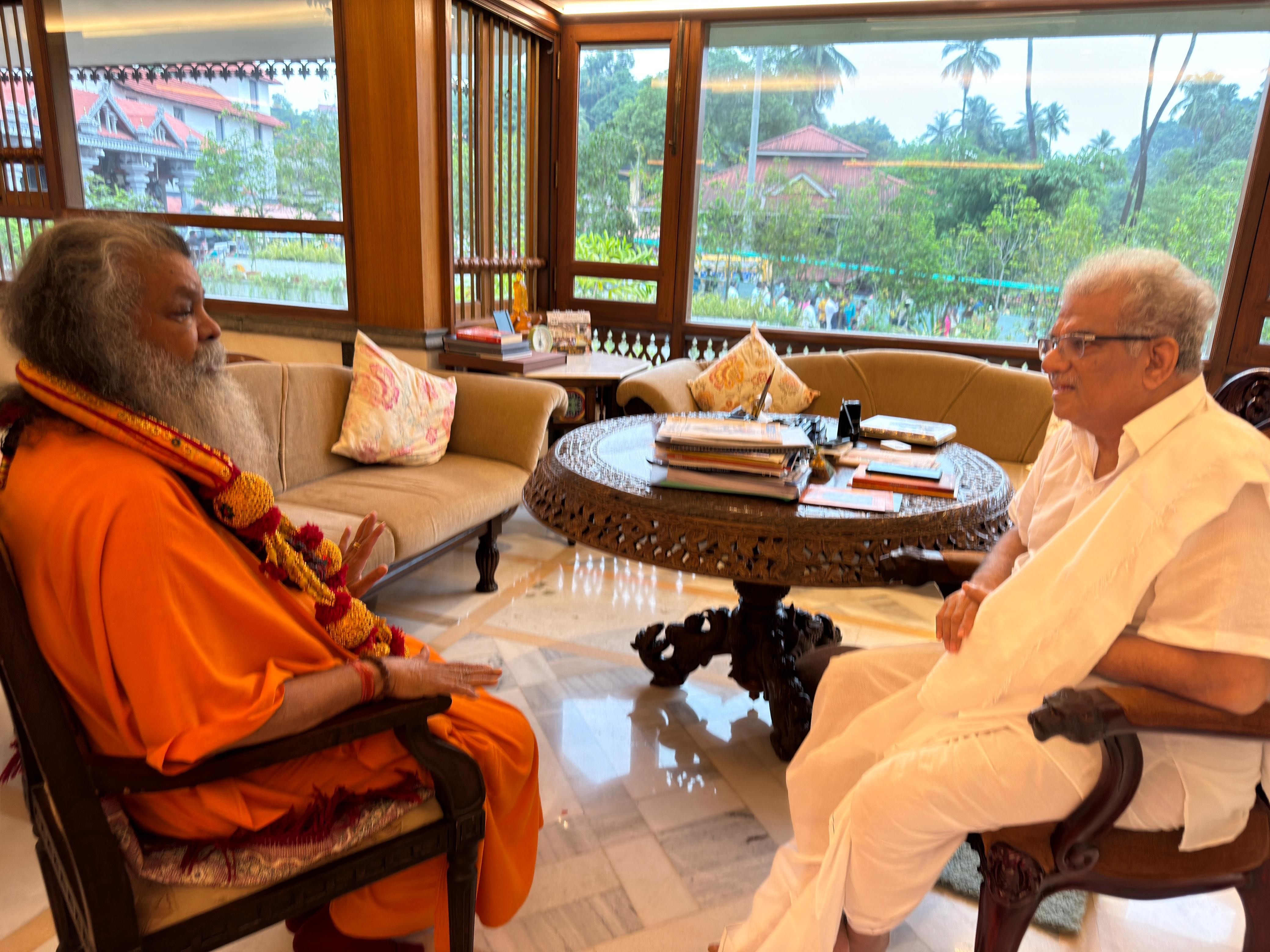 Vishwaguruji visits Dr Veerendra, Heggade of Dharmasthala Manjunatha Temple in Udupi