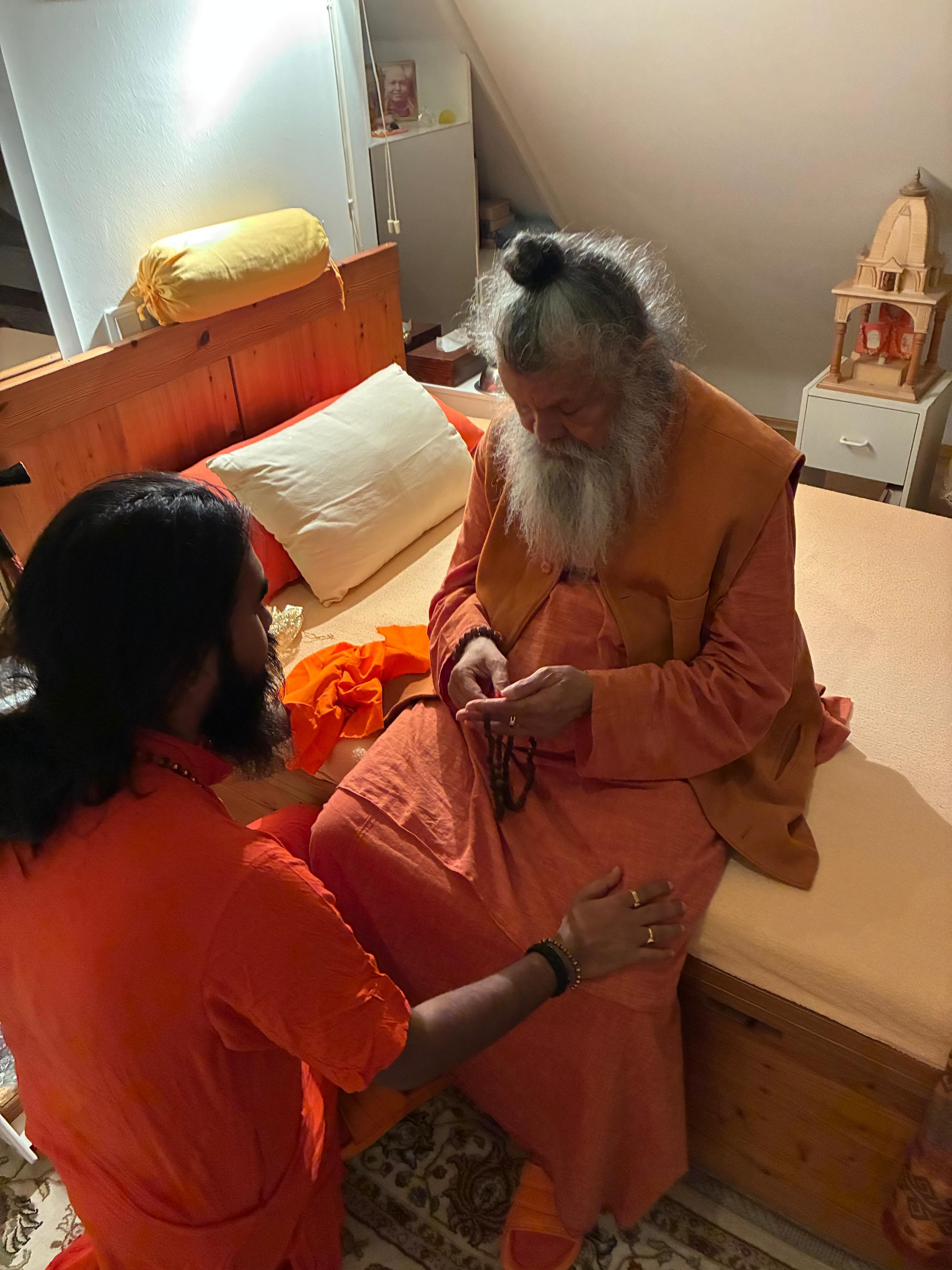 Vishwaguruji bestows His Rudraksha Mala on Swami Avatar Puriji