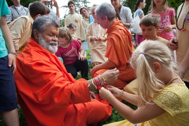 Rakhi bandhan to Swamiji