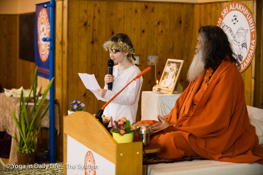 AUM 0847 child singing