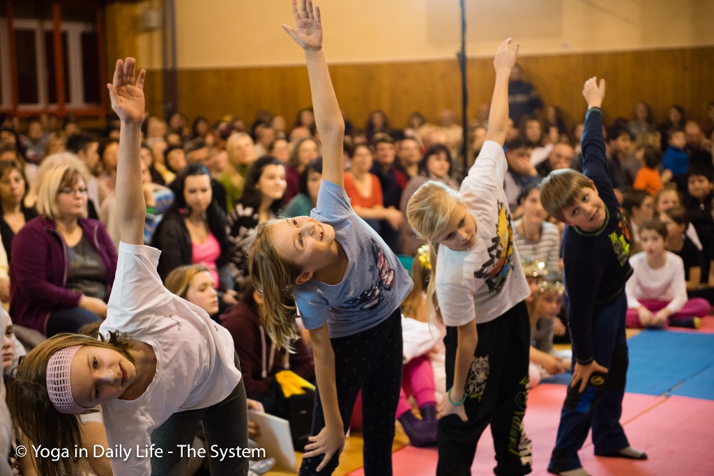 AUM 0891 Sitachildren from Prachatice school performance