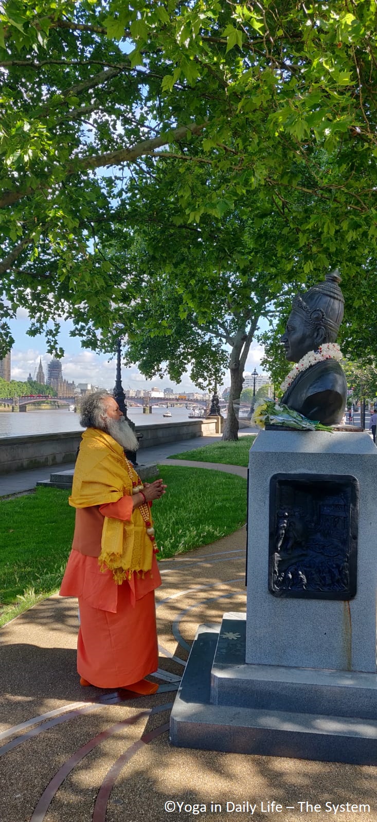 IDY 2019 Basaveshwara statue, London - Vishwaguruji offering prayers 2019 06 21 Basaveshwara statue Vishwaguruji offering prayers