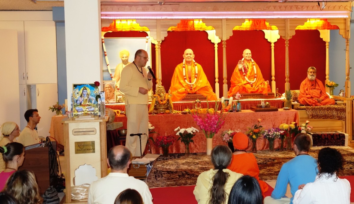 Swami-Maheshwarananda-celebrating-Holy-Guruji-Birthday-Vienna
